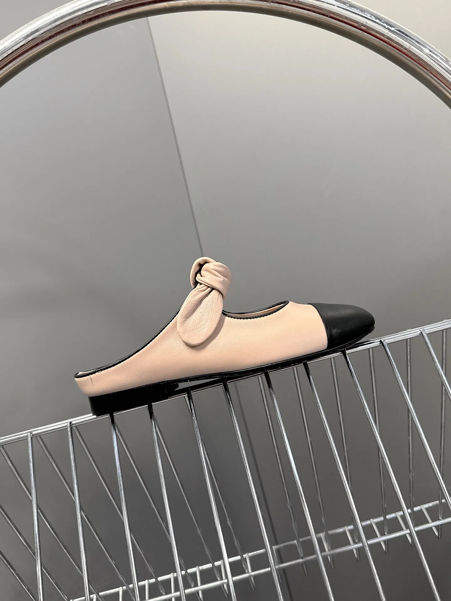 👟👟Ex-factory price 540👟👟 CHANEL Chanel Bow Elastic Strap Flat Shoes Bow Mary Jane shoes are so popular at first sight that you can wear them freely according to the weather changes! Put on socks to instantly transform into cute shoes for spring and summer! Transform into a magical princess in seconds 👸The upper is made of mixed sheepskin and tiptoe silk sheepskin. The foot feels super comfortable. The leather is very soft and skin-friendly. The genuine leather outsole imported from Italy Size: 35-41 (40 41 customized)